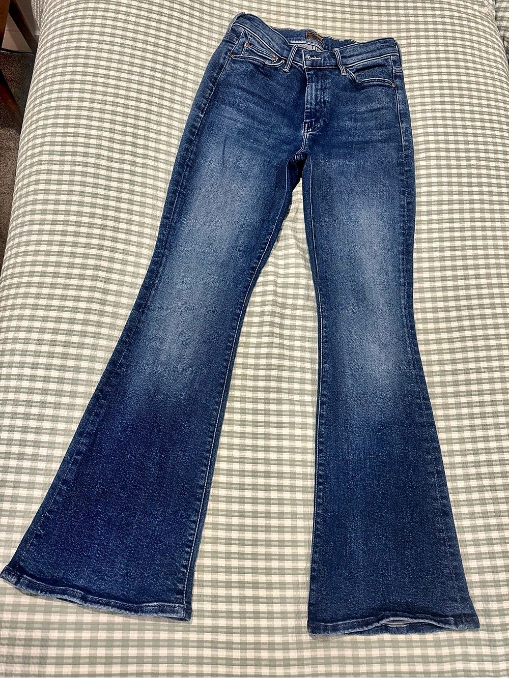 MOTHER The Weekender Mid-Rise Flare Jeans